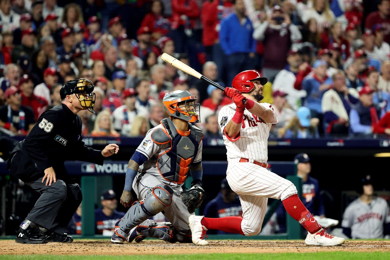 Kyle Schwarber conecta un jonrón de dos carreras contra los Astros de Houston durante la quinta entrada en el Juego Tres de la Serie Mundial.