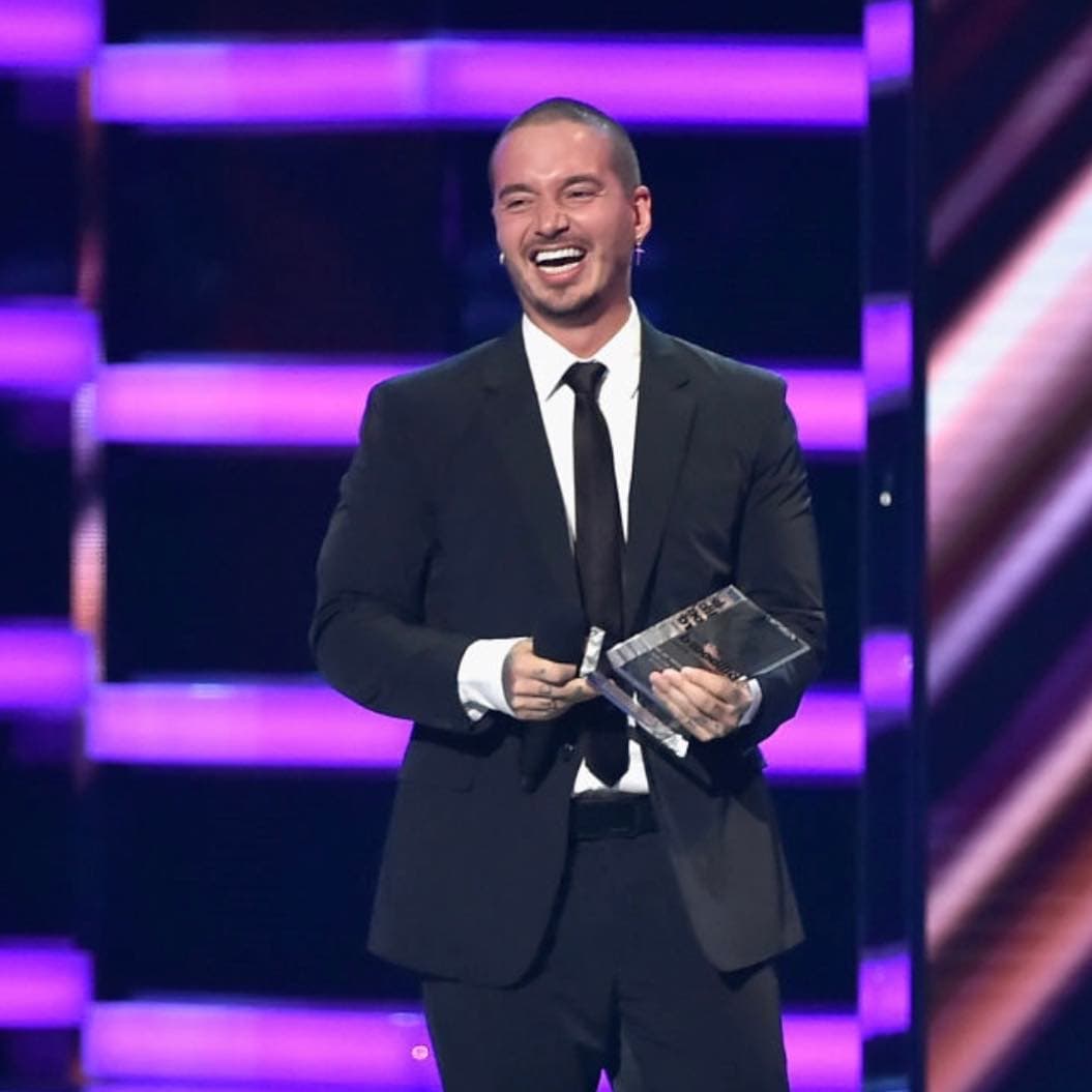 "Tenemos que estar con la buena vibra siempre. Esto es para ti, padre. Te amo padre", dijo el colombiano al finalizar su mensaje de agradecimiento.