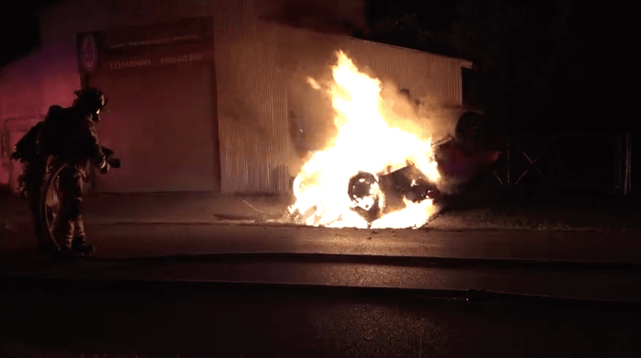 Al parecer el conductor perdió el control del automóvil el cual se volcó y se prendió en llamas.