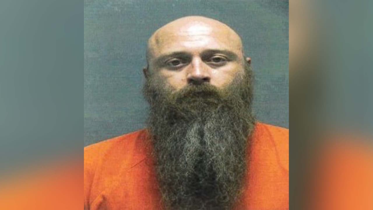 William Clifton Devening – Enfrenta cargos de agresión agravada con un arma mortal.