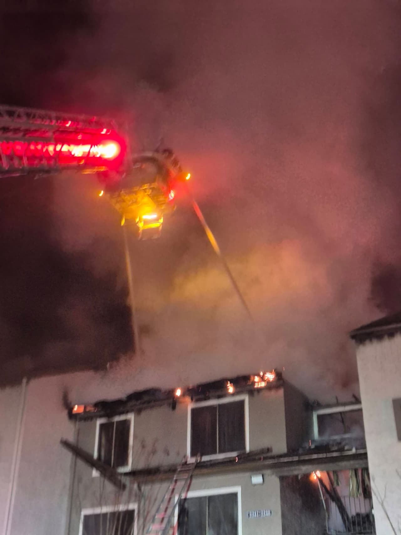 Los investigadores de incendios acudieron al lugar para determinar la causa del incendio. El investigador de incendios determinó que el origen se encontraba en la parte trasera del segundo piso del edificio; la causa del incendio aún se desconoce.