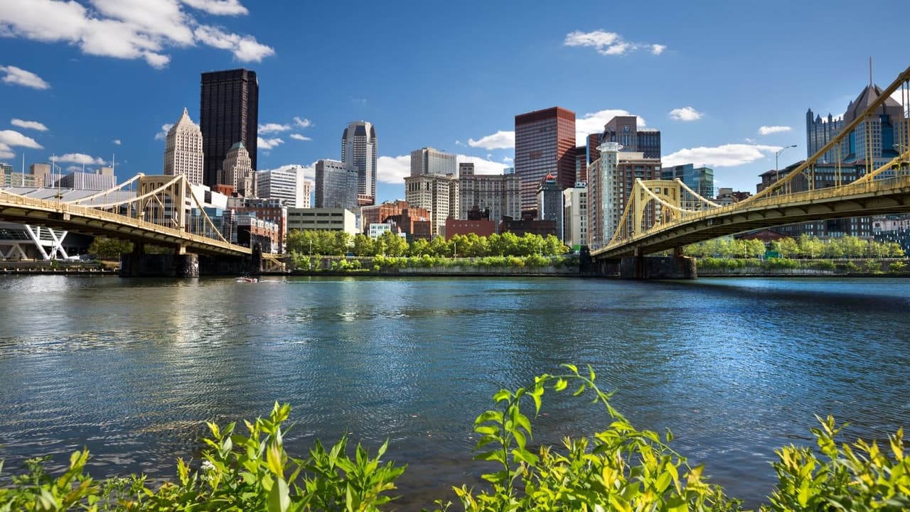 Pittsburgh también ofrece un lugar más económico mercado inmobiliario que otras grandes ciudades. Su antigua reputación de obrero está siendo reemplazada y la calidad de vida continúa mejorando con nuevas industrias que hacen de Pittsburgh su hogar", según el informe.