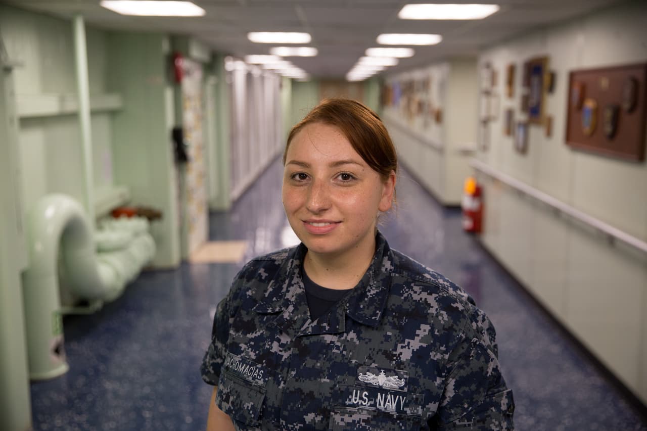 Kelly Camachomacía es una mexicana de 21 años que frenó su inicio de clases por montarse en este barco. Se siente orgullosa de ayudar a su comunidad:
<b>"Ver a todos los latinos unidos me hace sentir grande".</b>