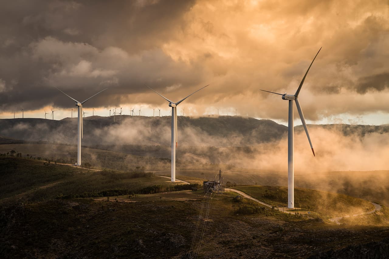 <b>‘Energía limpia’</b>
<br>
<br>Esta fotografía finalista muestra unas turbinas de energía eólica en el paisaje nublado de la Sierra de San Macario, Portugal, momentos antes del atardecer.
<br>
