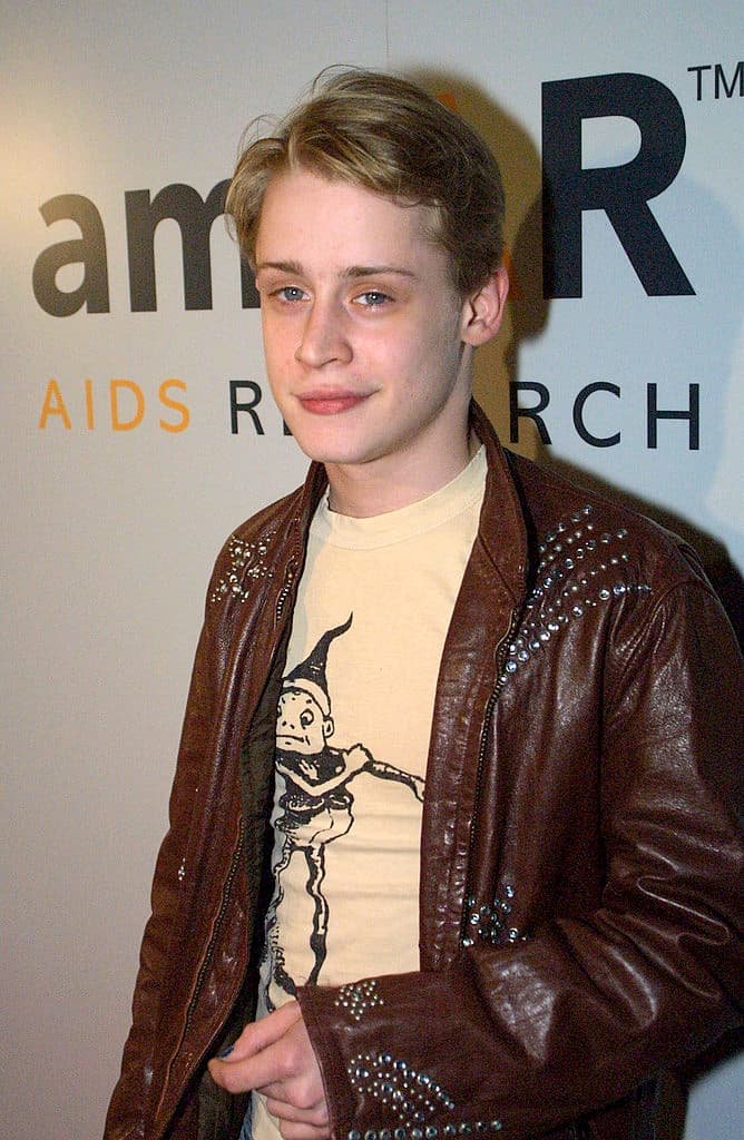 Tras la separación de sus padres, la lucha por su custodia y la de sus hermanos, a los 15 años el adolescente
<b>decidió emanciparse</b>. Contrató a un abogado y consiguieron que un juez
<b>prohibiera que sus progenitores tuvieran acceso a su fortuna</b>. Desde entonces el actor no habla con Kit, reportó el diario
<a href="https://elpais.com/elpais/2019/12/18/icon/1576664696_164273.html" target="_blank">El País</a>.
<br>