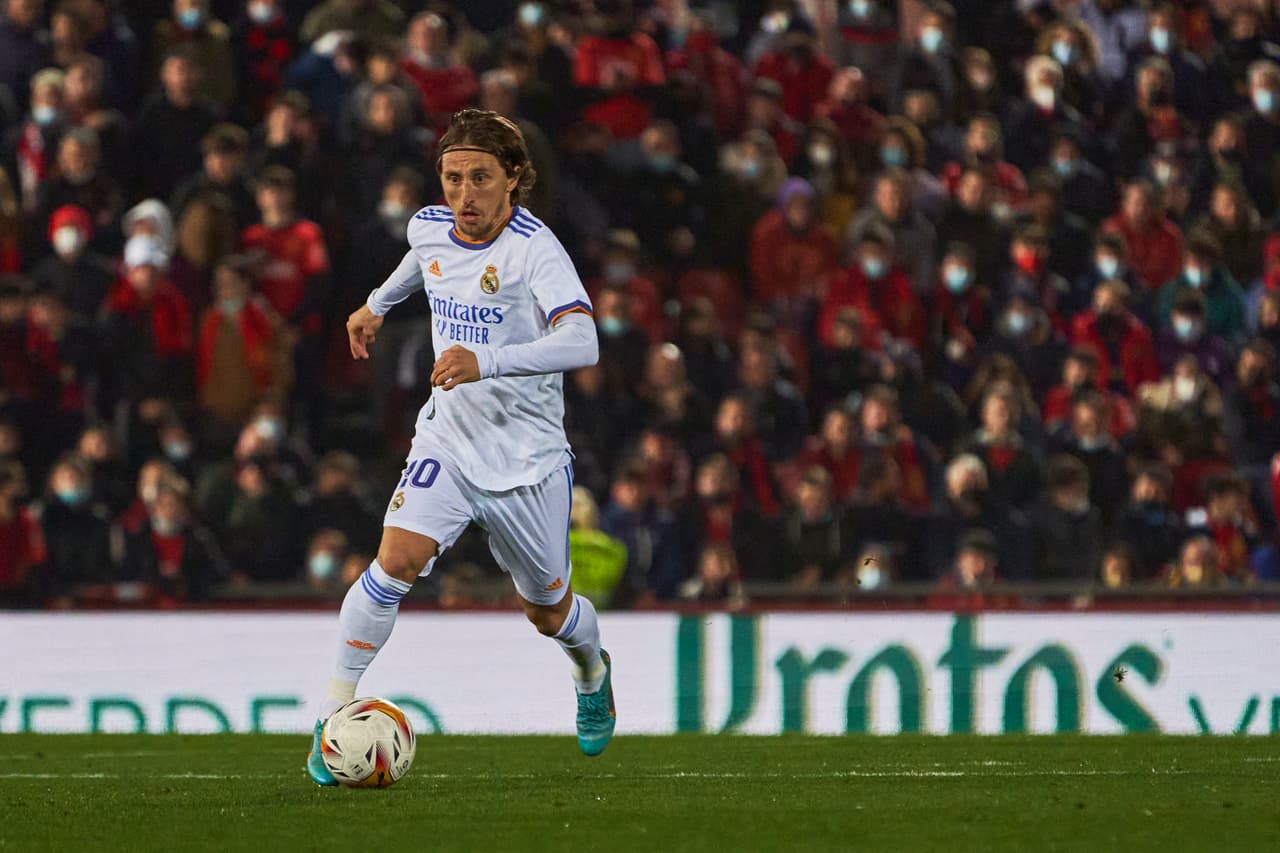 Gracias a un doblete de Karim Benzema y otro tanto del brasileño Vinícius, el Real Madrid venció al Mallorca y aumentó su ventaja en el liderato a 10 puntos sobre el Sevilla.