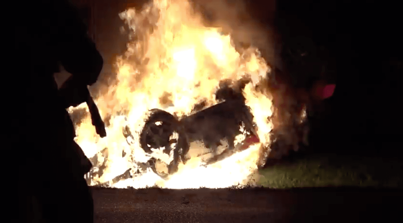 El automóvil quedó completamente envuelto en llamas.