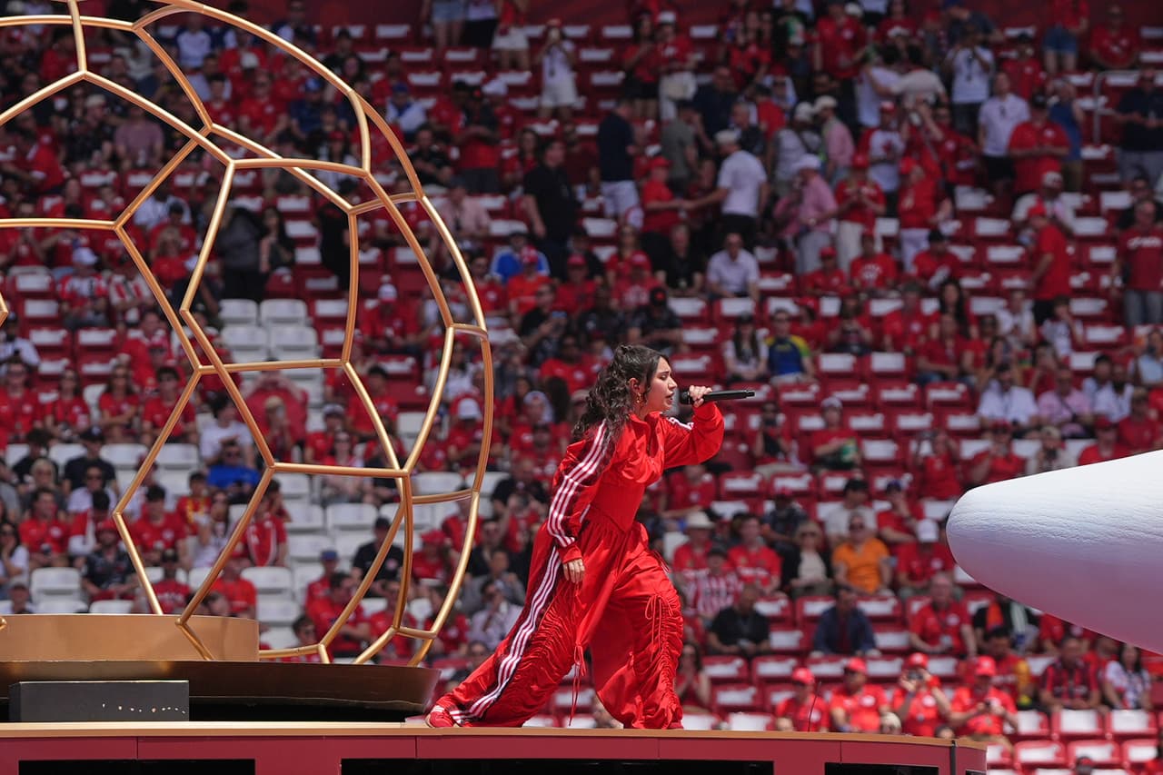 La cantante canadiense Alessia Cara actúa durante la ceremonia de apertura del partido de fútbol del Grupo B de la Copa Mundial entre Canadá y Bosnia en Toronto, el viernes 12 de junio de 2026. (Foto AP/Stephanie Scarbrough)