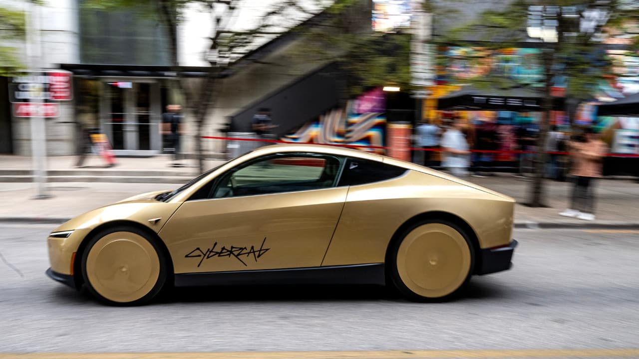 Los Cybercabs de Tesla comenzaron a transportar pasajeros en zonas seleccionadas de Austin. La NHTSA abrió una auditoría sobre su certificación de seguridad.