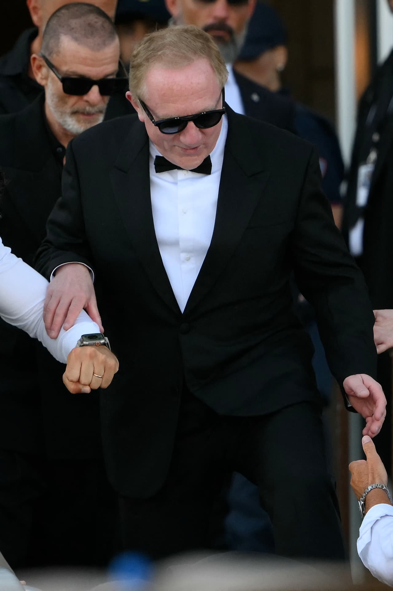 François-Henri Pinault, CEO de Kering, esposo de la actriz Salma Hayek, sale del Hotel St. Regis en el día de la boda de Jeff Bezos con Lauren Sánchez.
