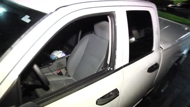 Las autoridades investigan el allanamiento de automóviles dentro de una comunidad cerrada y no han reportado personas identificadas como responsables.