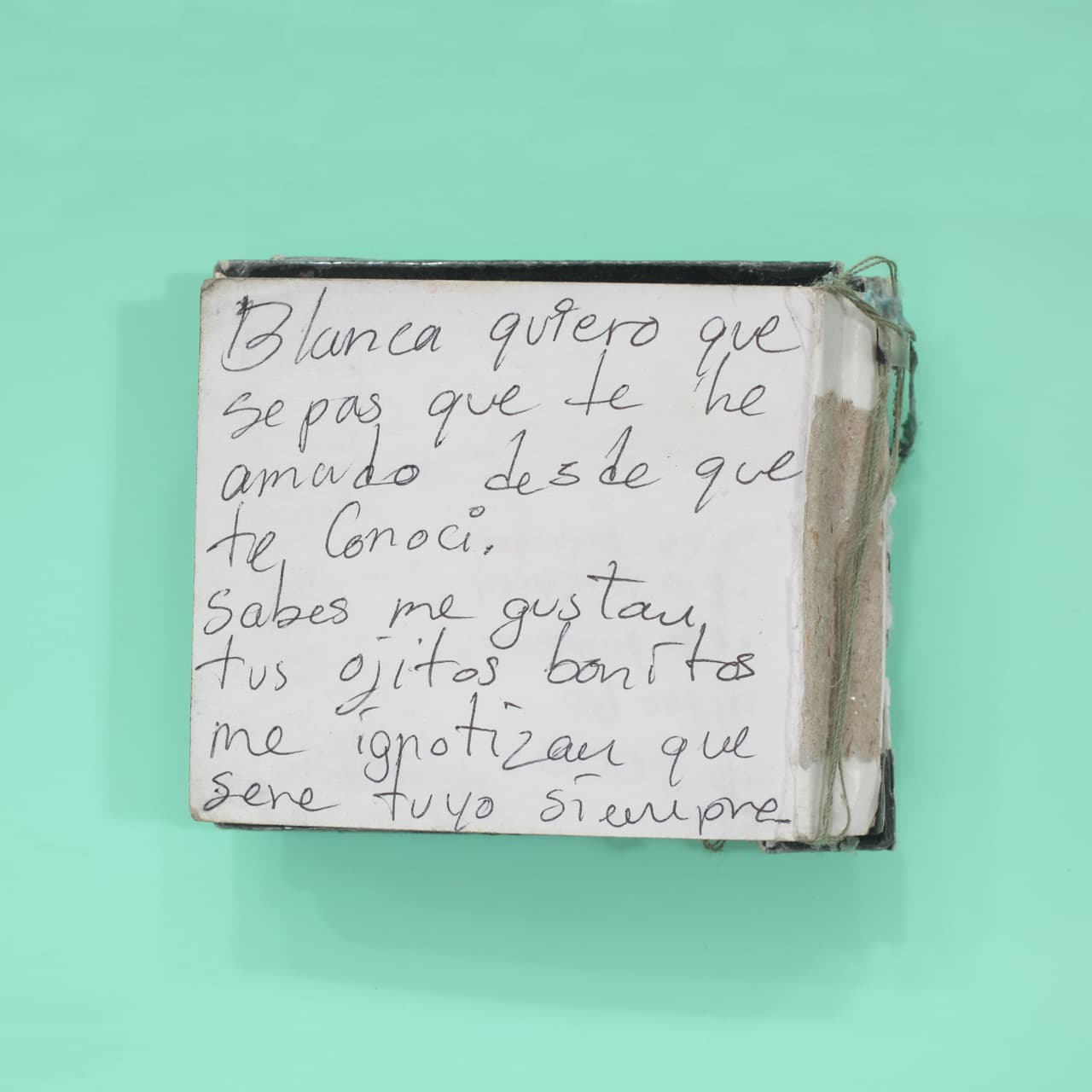 "Hice estas imágenes para concientizar sobre el tratamiento que se les da a los migrantes, mostrar que se les decomisa y tira a la basura una biblia como si fuera un arma, como si fuera algo peligroso”, añadió el artista. En la página de un diario decomisado a un migrante y fotografiado por Kiefer se lee: "Blanca, quiero que sepas que te he amado desde que te conocí (...)". El nombre de esta foto es
<b>'Diario'</b>.