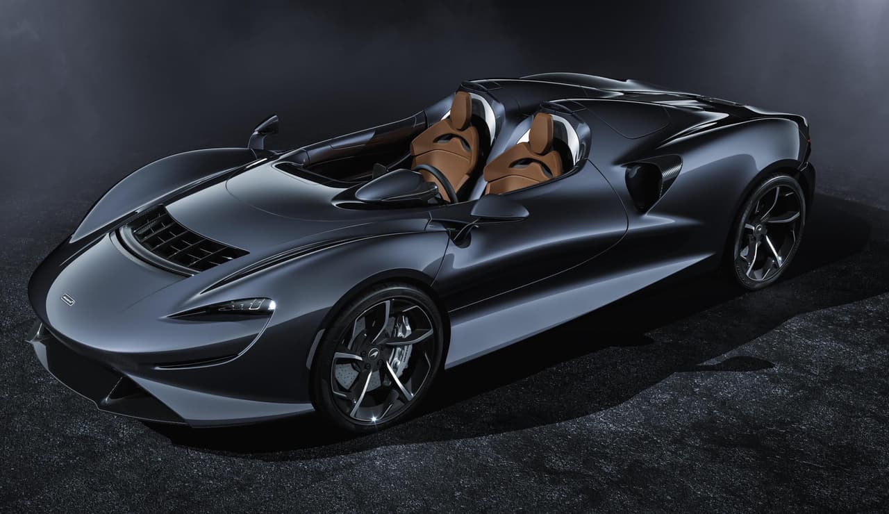 El McLaren Elva es muy diferente a lo que habíamos visto hasta ahora en la gama Ultimate Series. Se trata de un superdeportivo, etiquetado en $1.69 millones, con una gran potencia y un diseño único, gracias a su chasis y cuerpo de fibra de carbono y, por supuesto, su cabina abierta sin techo, sin parabrisas y sin ventanas laterales.
