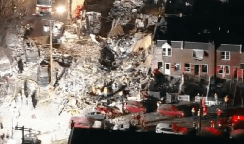 La Cruz Roja Estadounidense está en el lugar trabajando con el OEM de Filadelfia para ayudar a los residentes afectados por la explosión. Su vehículo de respuesta a emergencias proporciona bebidas calientes y los socorristas ofrecen mantas y apoyo emocional a los residentes del Centro Recreativo Bernard Samuel.