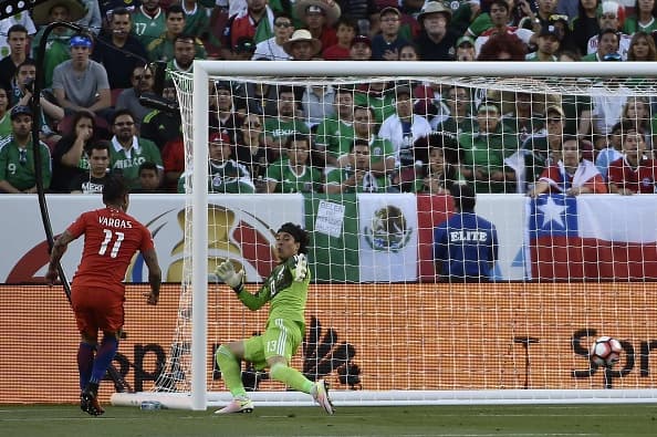 Trollean a Guillermo Ochoa luego que aerolínea perdió su maleta