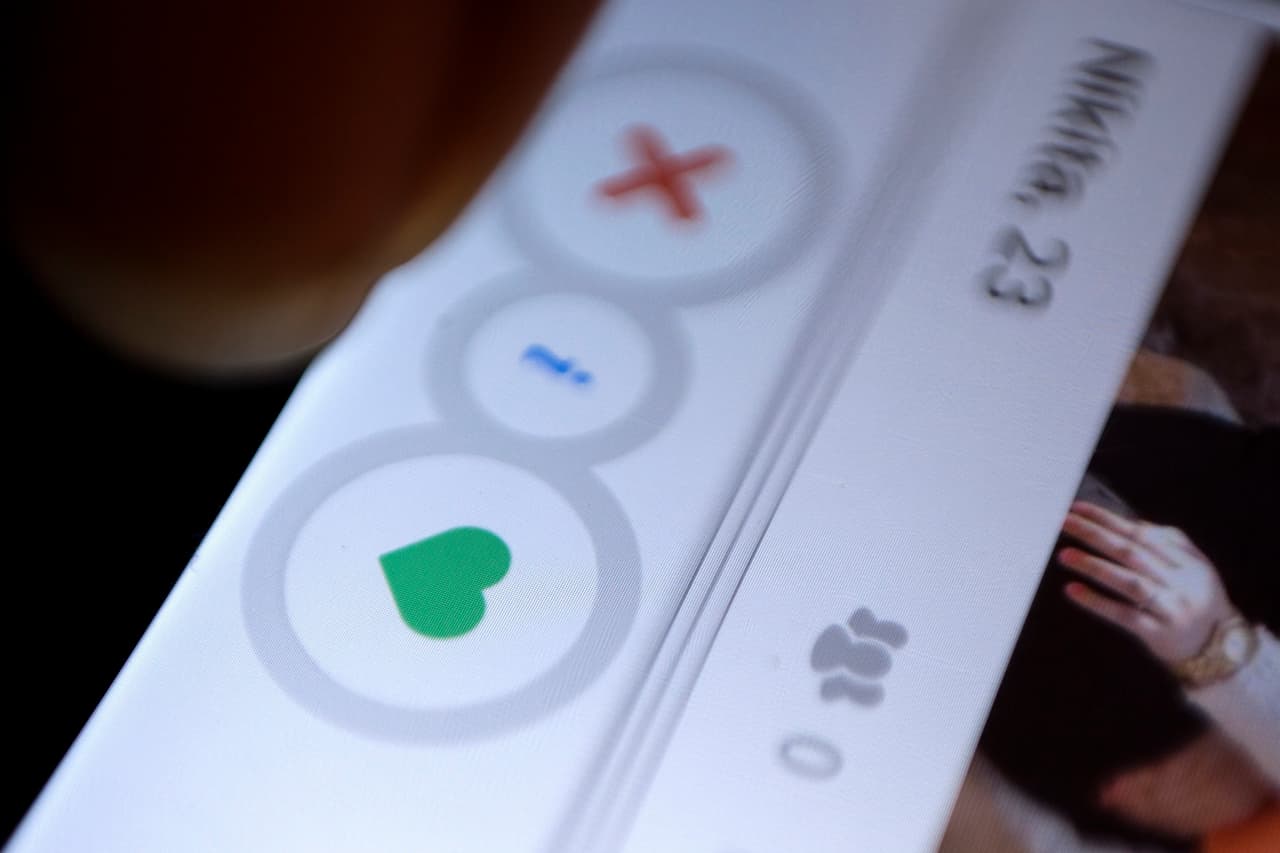 ¿'Mentiritas' piadosas en las apps de citas? Los expertos dan claves para detectar el 'kittenfishing'