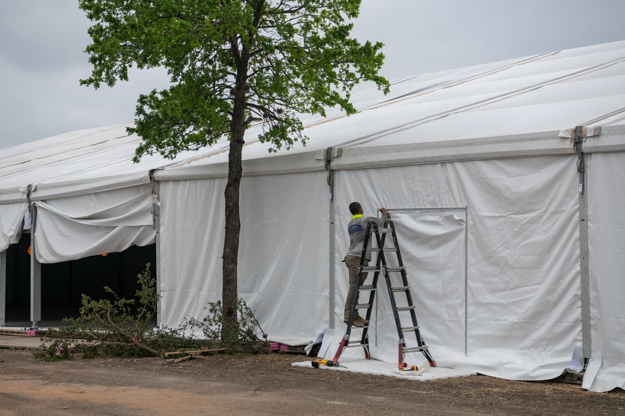 <a href="https://www.univision.com/local/san-antonio-kwex/base-lackland-san-antonio-pudiera-albergar-ninos-inmigrantes">La llegada de los menores a la base fue parte de los planes de la administración Biden de utilizar bases militares en San Antonio y El Paso para albergar a un número creciente de niños migrantes no acompañados bajo custodia federal. </a>