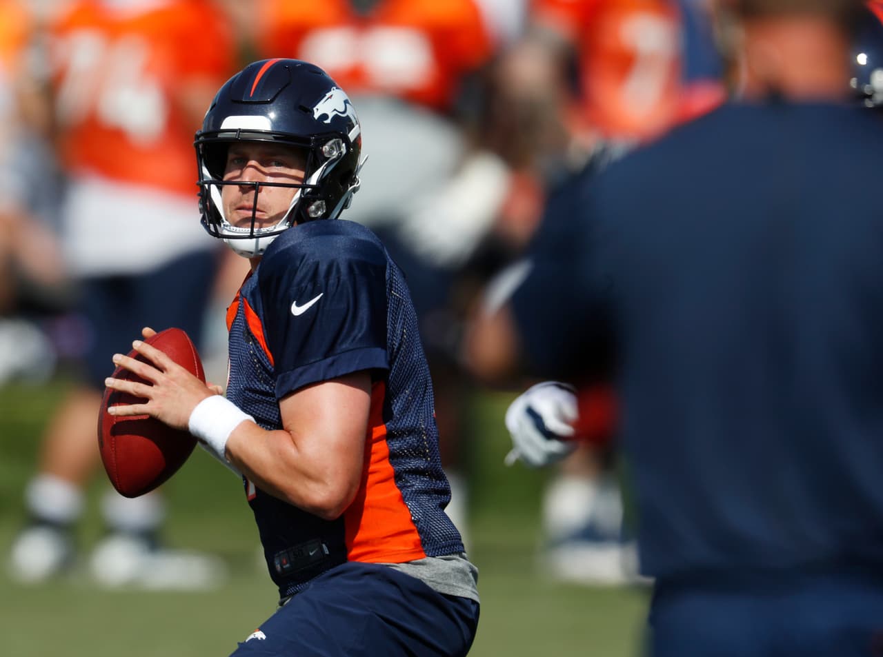 El quarterback recién llegado al equipo de los Broncos de Denver, y quien se proyecta para ser el titular, Case Keenum, se alista a lanzar un pase en la práctica del lunes 30 de julio de 2018.