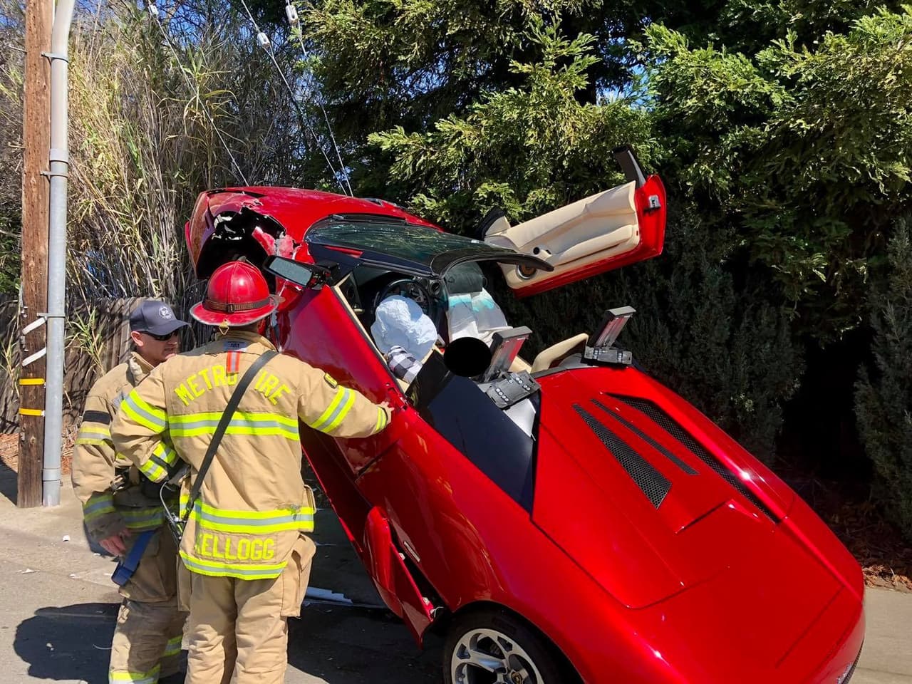 El alambre no se soltó en el accidente, dejando al vehículo vertical, con todo el peso sobre la defensa trasera. Cuando llegaron oficiales, el conductor todavía estaba sentado porque no quería que cambie el equilibrio del auto y que este cayera, de acuerdo con el CHP.