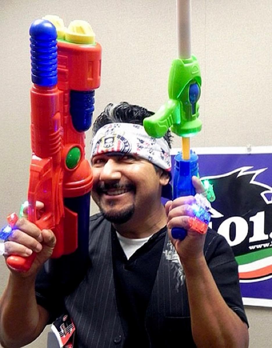 Nuestro Feito no podía faltar y con este disfraz, parace el hijo perdido de 'Rambo'.