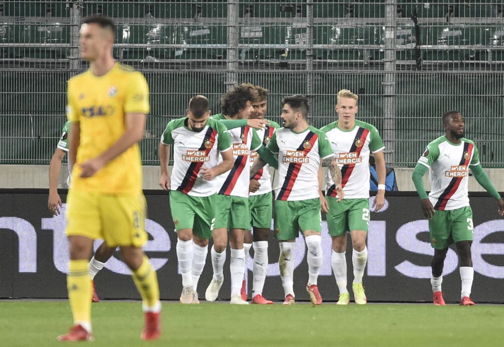 Rapid Viena se lleva la victoria sobre el Dinamo Zagreb 2-1, durante la tercera fecha en la Europa League. Marco Grüll y Maximilian Hofmann le dierion el triunfo a su equipo como locales, contra el único tanto de Mislav Orsic.
