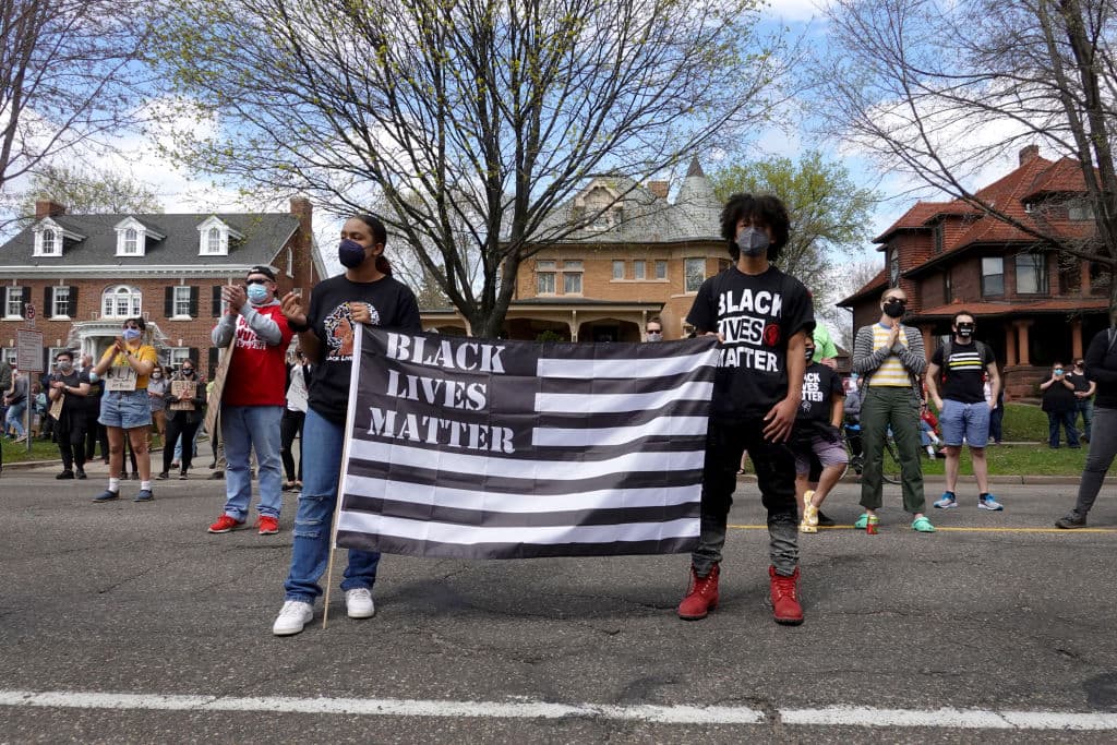 El agente de 45 años había sido acusado de asesinato de segundo grado, asesinato en tercer grado y homicidio en segundo grado.