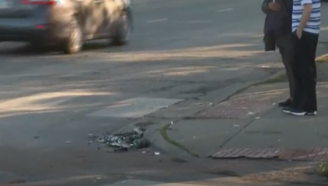 En el área del accidente, entre las avenidas Archer y Laramie en Garfield Ridge, quedaban pedazos plásticos de los daños que tuvo un auto plateado, manejado por un hombre de 26 años, que perdió el control al ser impactado por otro vehículo y atropelló a Ochoa Flores.