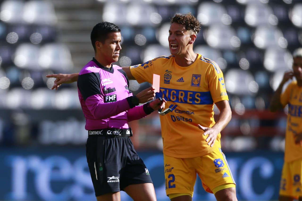 Daniel Quintero, árbitro del encuentro, expulsó en el primer tiempo a Jesus Angulo.