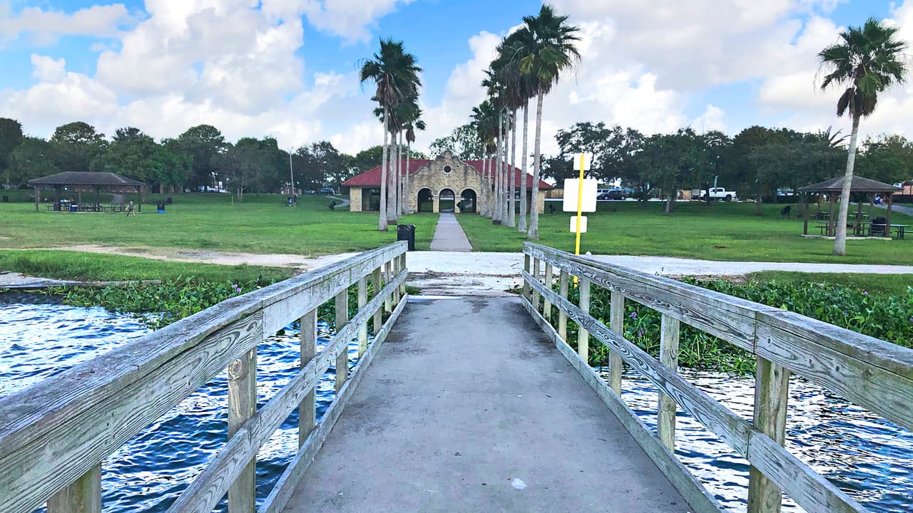 El lado sur del parque ofrece actividades recreativas tradicionales como un pabellón para eventos familiares al aire libre, zonas de juegos para niños, mesas para picnics, asadores para parrilladas, entre otros. Tambien tiene un área para arranque de botes y un muelle de pesca.