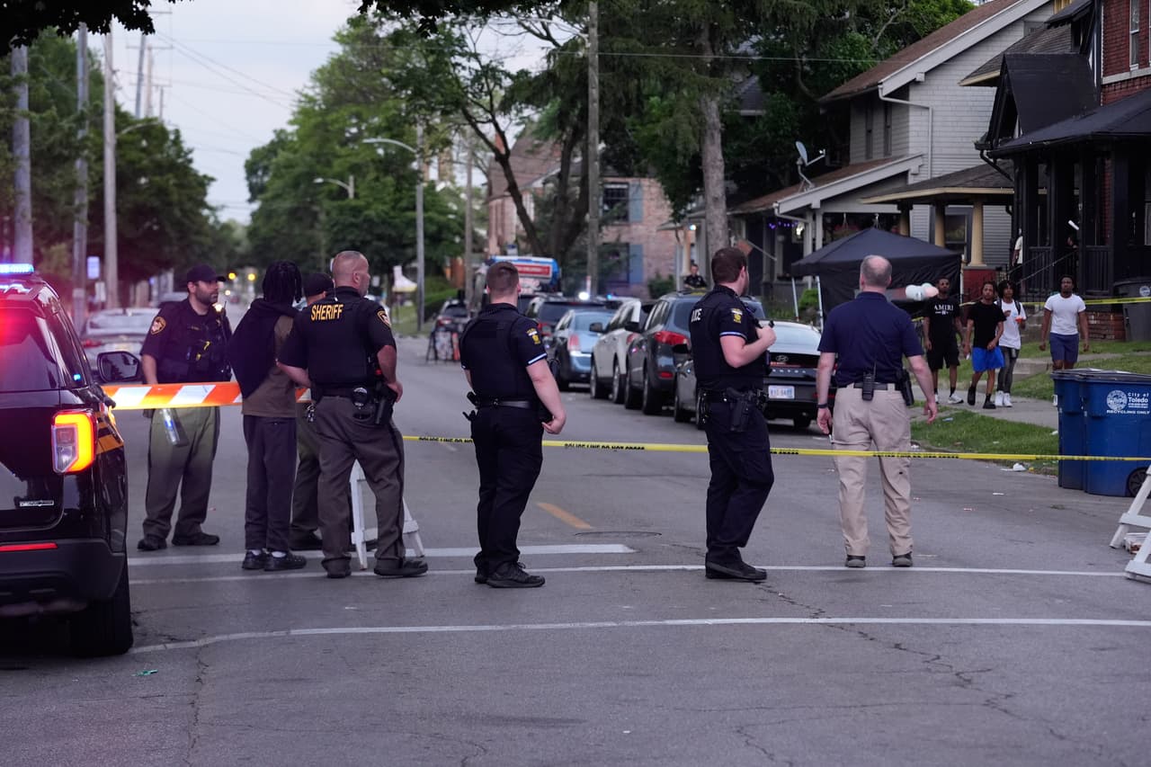 Agentes de policía permanecen cerca del lugar donde varias personas resultaron heridas de bala durante un festival comunitario el sábado 6 de junio de 2026 en Toledo, Ohio. (Foto AP/Paul Sancya)