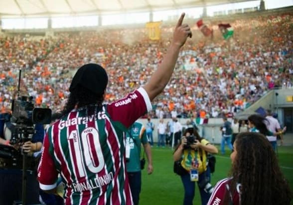 Ronaldinho es presentado con el 'Flu' ante un Maracaná repleto