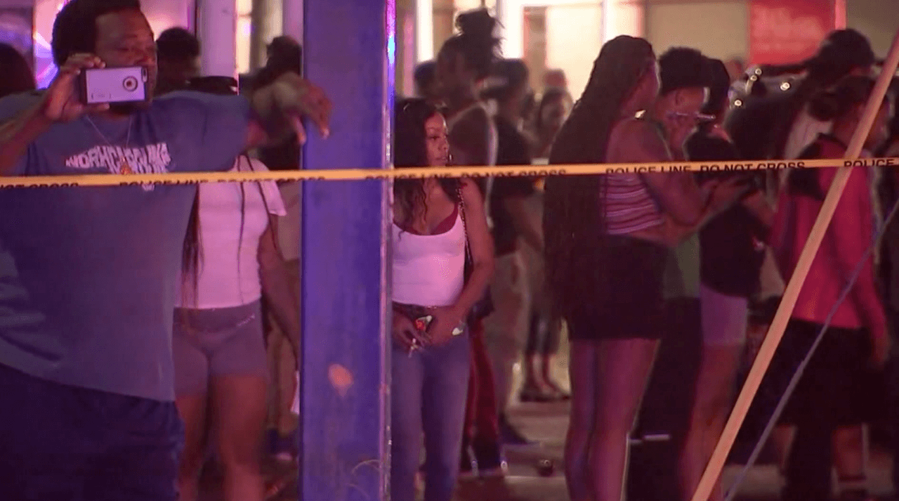 Una mujer fue declarada muerta en la escena, según el comunicado. Otra persona fue declarada muerta en un hospital. Las edades e identidades de las víctima no han sido reveladas.