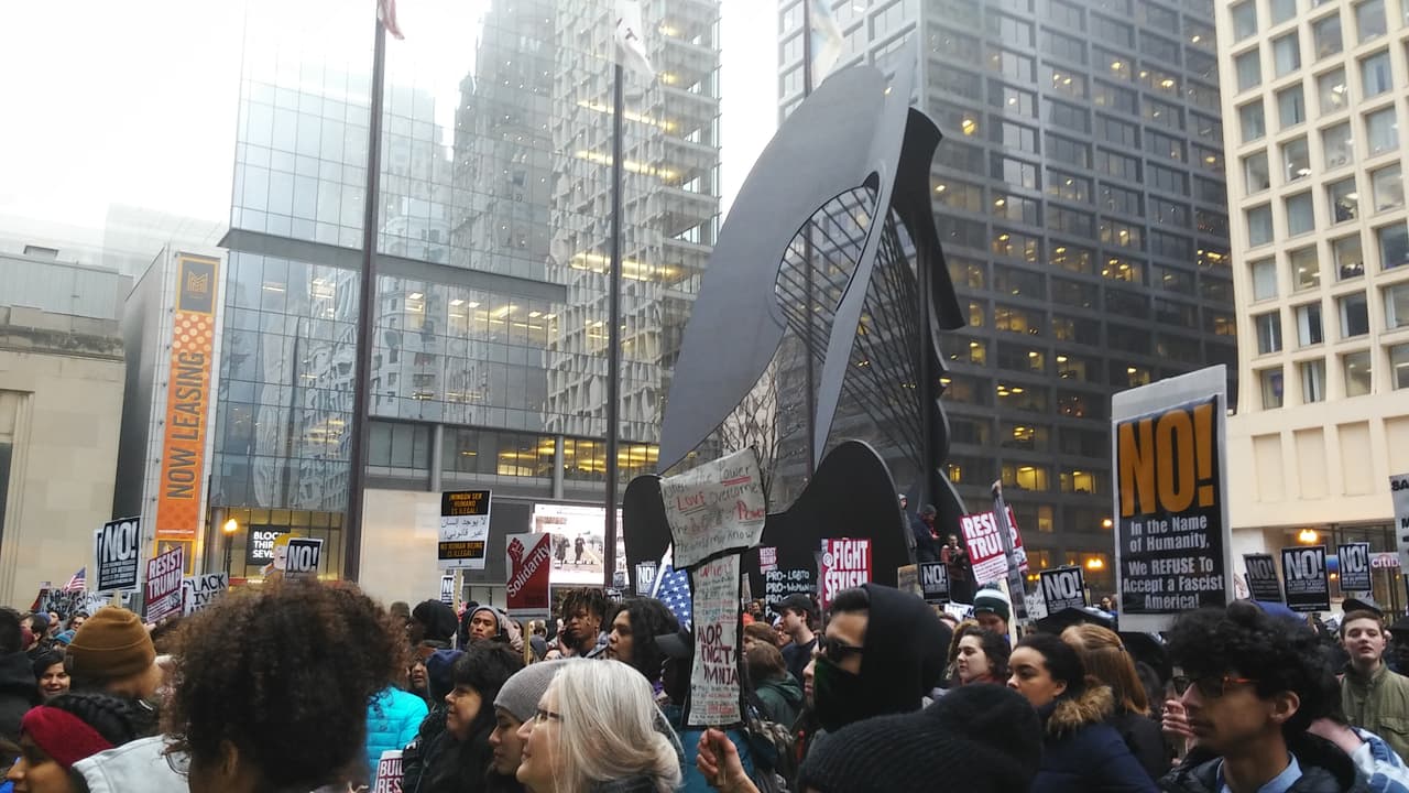 Durante la mañana se realizaron otras protestas en varios puntos de la ciudad, entre ellos la Universidad de Illinois en Chicago, y a las 5 pm hay una convocatoria para una gran marcha de protesta en las inmediaciones de la Torre Trump.