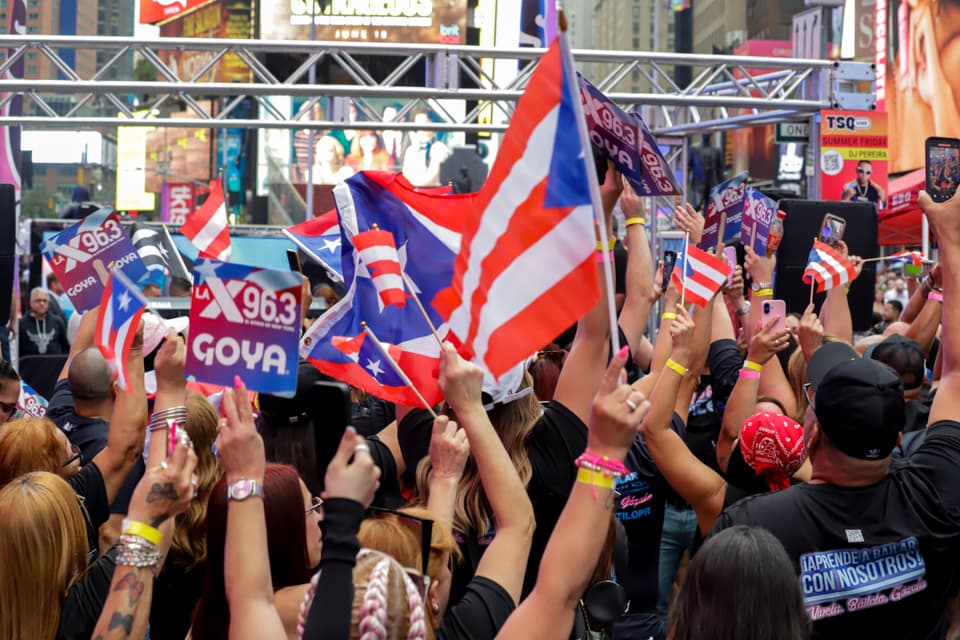 Elvis llevó, junto a La X96.3, su música hasta Times Square para celebrar con su gente en el PR Parade