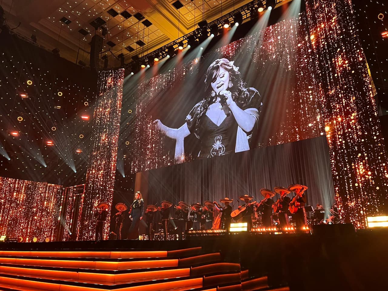 El homenaje a estos artistas se realizó con las voces de Chiquis Rivera, Joss Favela, José Manuel Figueroa y Aida Cuevas.