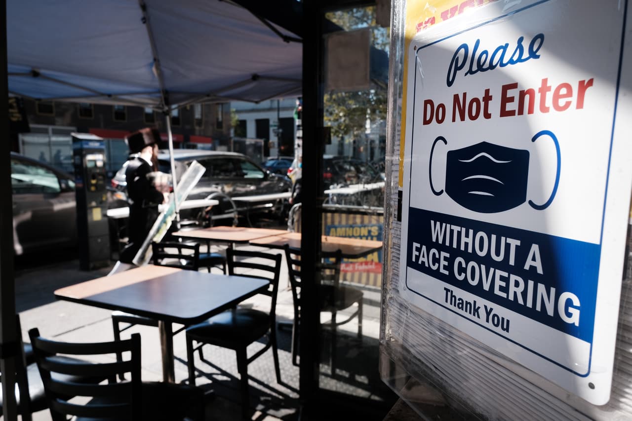 Hoteles y alojamiento: "Permite abrir solo para soporte de infraestructura crítica".
<br>Restaurantes: "Permite servicio solo para llevar, recoger o entregar".
<br>