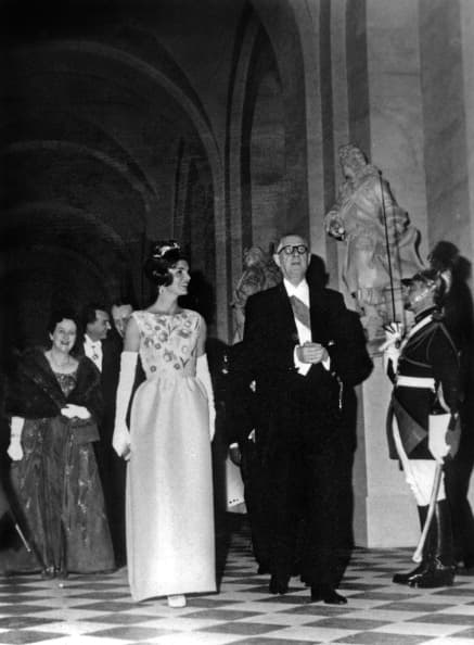 A la ex primera dama de Estados Unidos, Jacqueline Kennedy, también se recuerda por lucir sus elegantes diseños, como este que utilizó en esta visita a Francia en 1961, en la que aparece junto al presidente Charles De Gaulle.