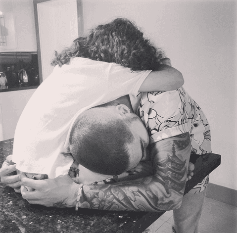 En esta foto está el cantante con el hijo mayor de su tía que se llama Romeo y entre ellos se quieren y se tratan como hermanos.