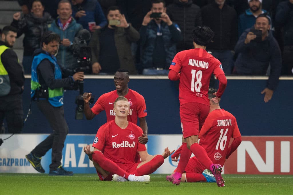 El Napoli derrota 2-3 al Red Bull Salzburg con goles de Mertens (2) e Insgine; por los locales descontó Haland (2).