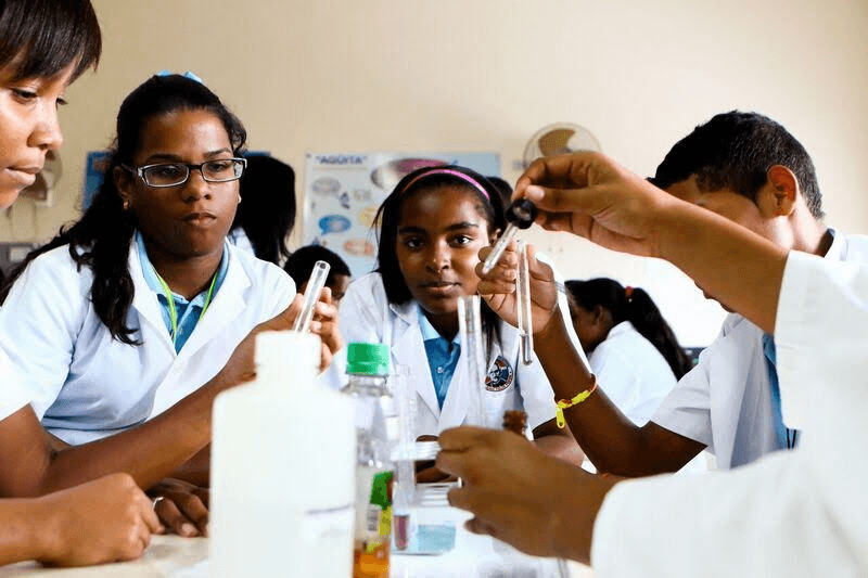 En América Latina los jóvenes se preparan para carreras en ciencias, matemáticas, ingeniería y tecnología.
