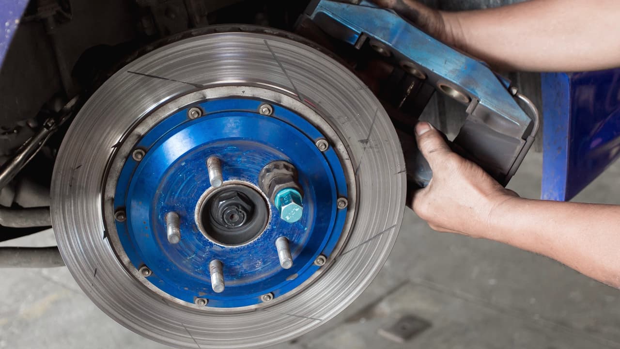 <h3 class="cms-h3-H3"><b>Revisión y limpieza</b></h3>
<br>Hay que asegurarse de que el mecánico le de una revisión y limpieza extensas al sistema de frenos aparte de las reparaciones necesarias para las condición específica por el cual se visita al mecánico. De esta manera se podrán conseguir condiciones escondidas y prevenir futuros problemas.