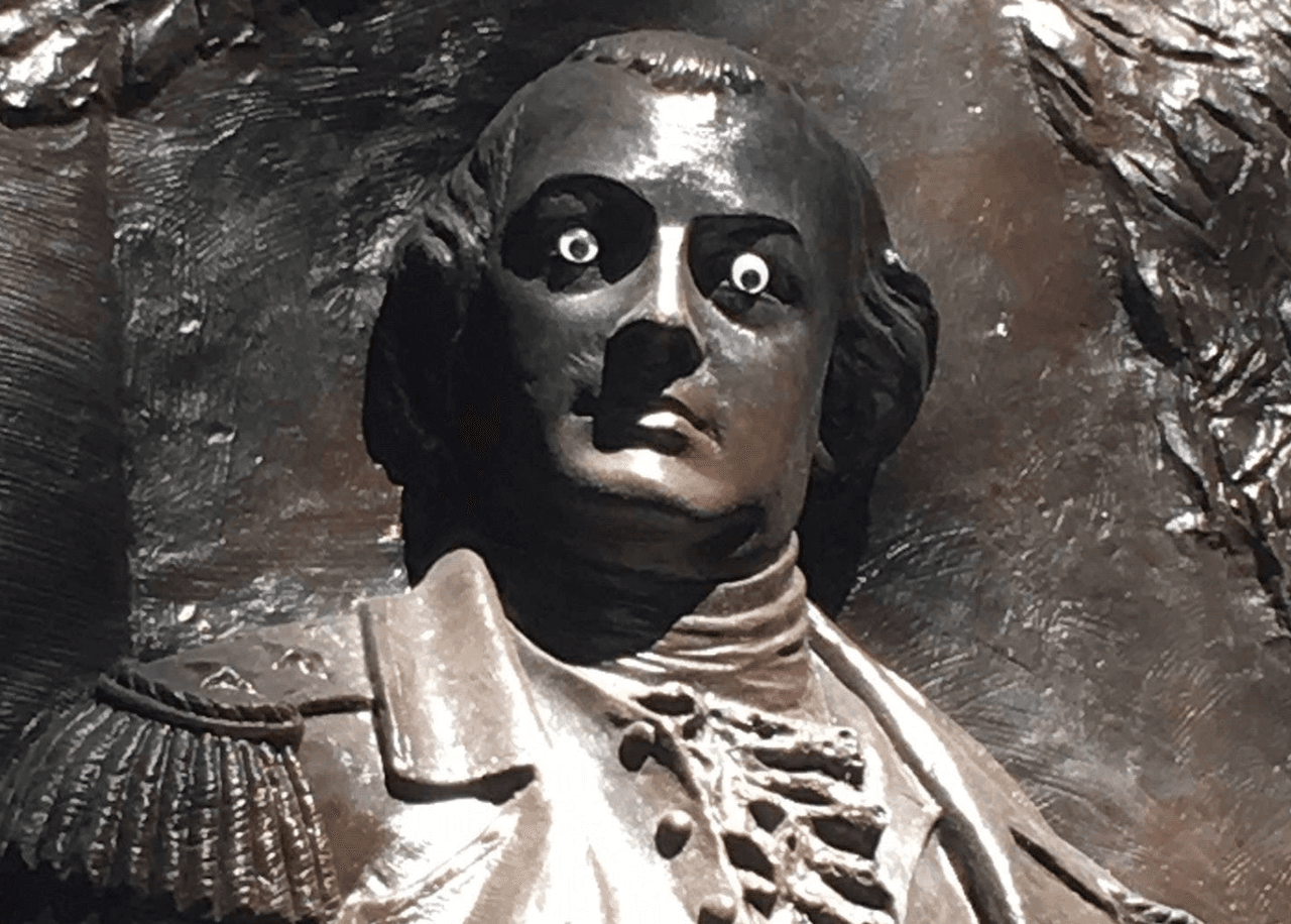 "¿Quién hizo esto?", autoridades se quejan por estos ojos de muñeco en un monumento