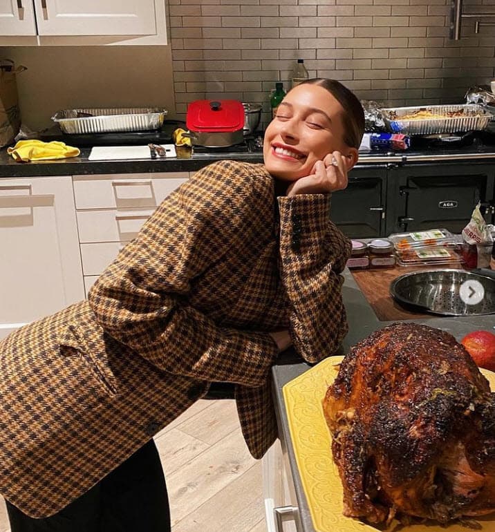 Justin Bieber y Hailey Baldwin
<b><a href="https://www.univision.com/entretenimiento/justin-bieber-se-compromete-con-hailey-baldwin">se comprometieron</a></b> el 7 de julio de 2018.
<br>