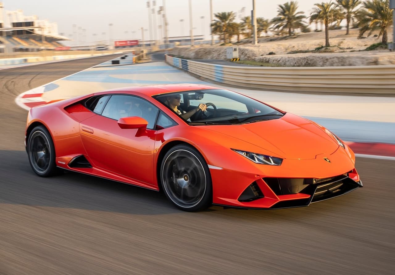 En su configuración de tracción en las cuatro ruedas, el Huracán EVO es capaz de acelerar de
<b>0 a 62 mph (100 km/h) en 2.9 segundos</b> y alcanzar una
<b>velocidad máxima de 202 mph (325 km/h)</b>.