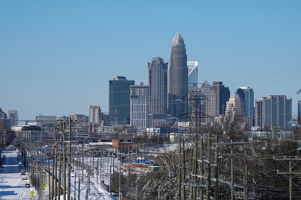 Los residentes de la ciudad de
<b>Charlotte</b>, en
<b><a href="https://www.univision.com/local/north-carolina-wuvc/carolina-del-norte-despierta-bajo-tormenta-invernal-gianna-cancelan-mas-de-600-vuelos-en-charlotte" target="_blank">Carolina del Norte</a></b>, llevaban casi 22 años sin despertar así,
<b>con tanta nieve alrededor</b>, como pasó el domingo 1 de febrero de 2026.