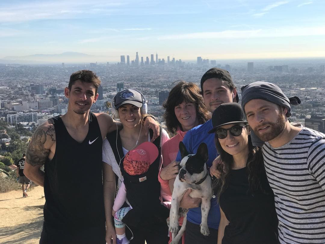 En esta imagen de la familia Vega, Zuria y su esposoAlberto Guerra traen en brazos a su hija L煤a, mientras que Marimar y su entonces esposo llevaban a La Chata.