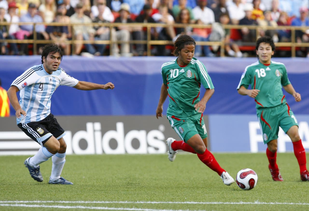 A Dos Santos lo volvimos a ver con la playera del Tri en el Mundial Sub-20 de Canadá, pero allí las cosas no salieron igual que en Perú y en Cuartos de Final el equipo se despidió.