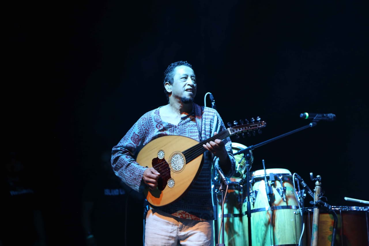Brahim Fribgane, de Marruecos, toca el oud (instrumento árabe) y percusión.