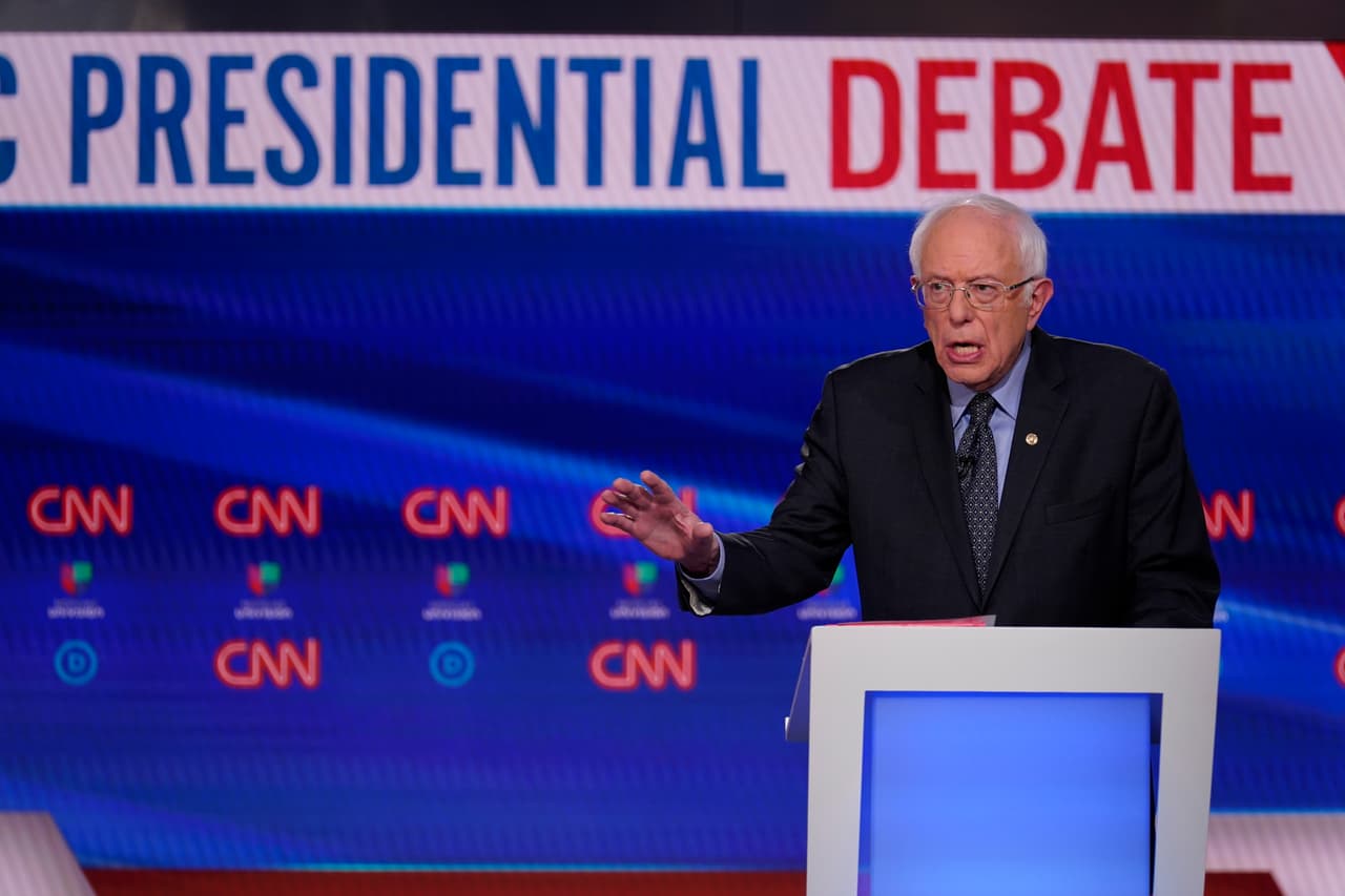 Sanders se defendió de las críticas a sus opiniones favorables al sistema educativo de Cuba. Ratificó que siempre se opone a los gobiernos autoritarios.