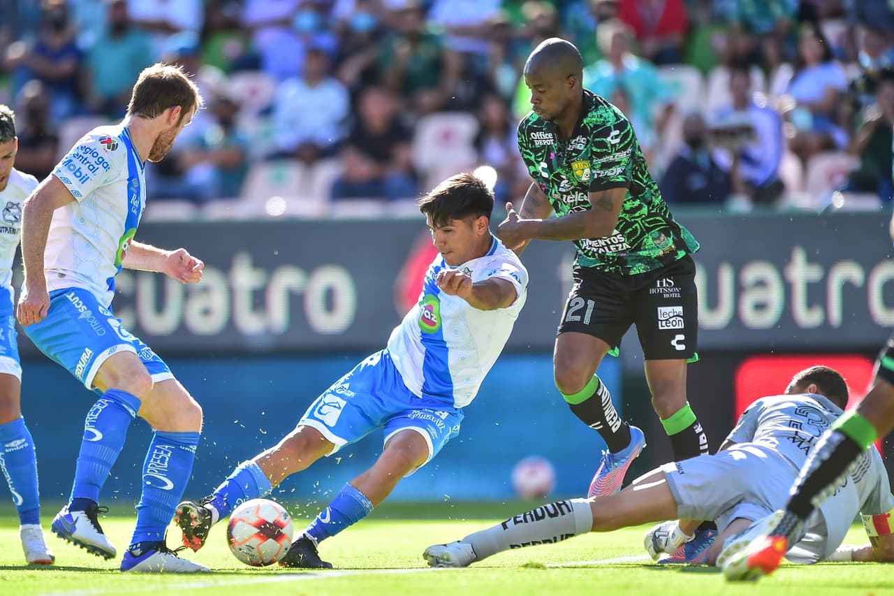 Momentos después de anotar el 0-1, Puebla insistió y se quedó cerca de clavar el segundo tras una serie de rebotes en el área rival que no trascendió.